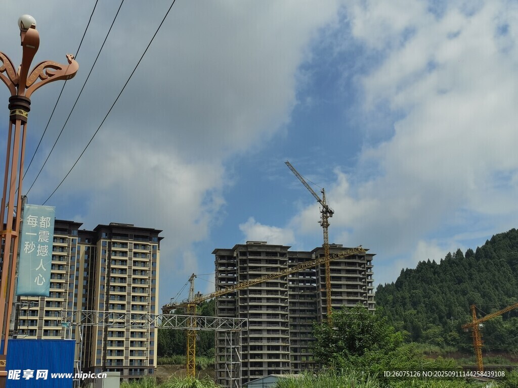 城市在建高樓與施工塔吊