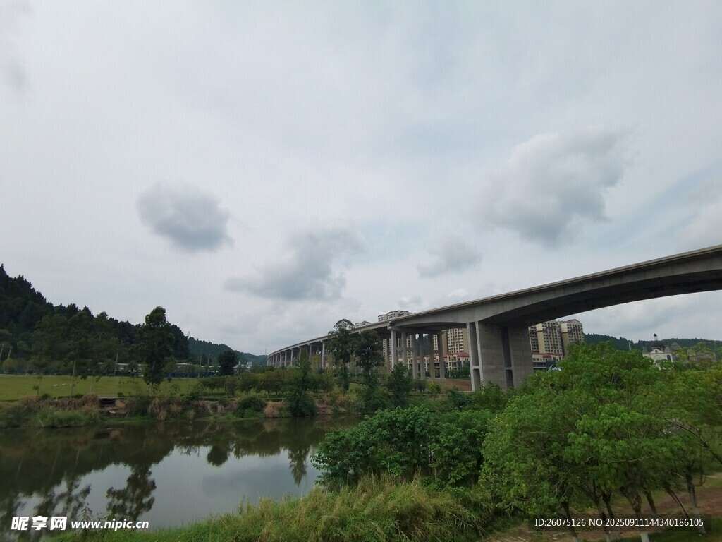 河畔橋梁風景