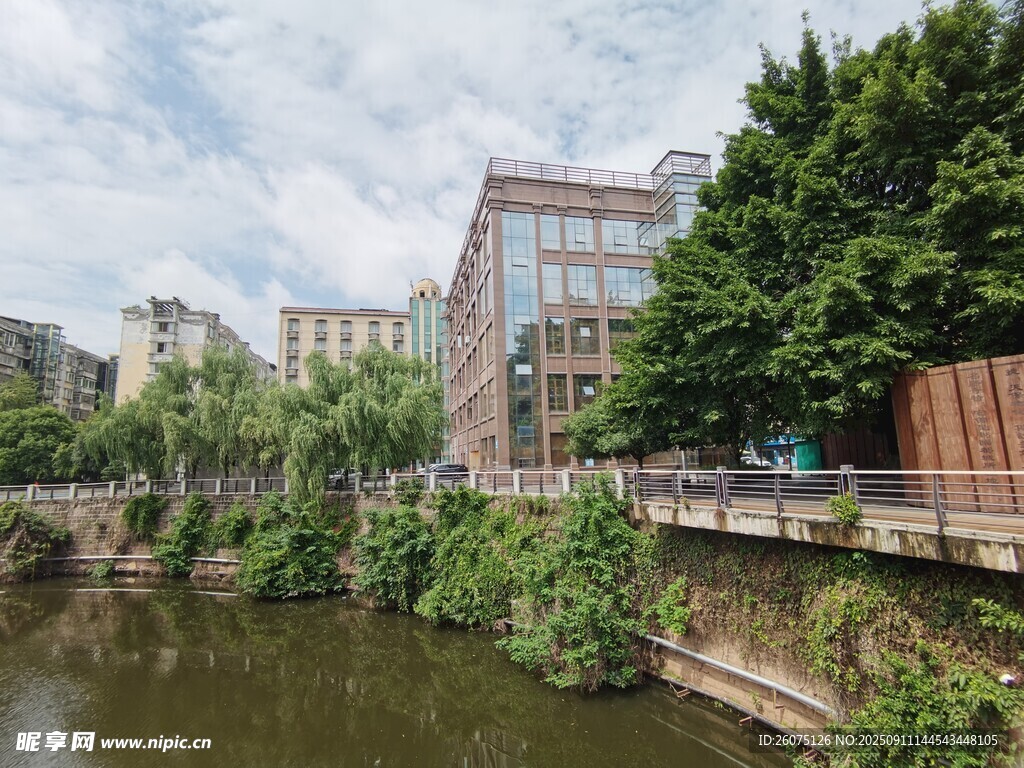 河畔城市風(fēng)景