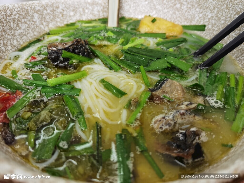 美味鮮香的特色蔬菜湯面