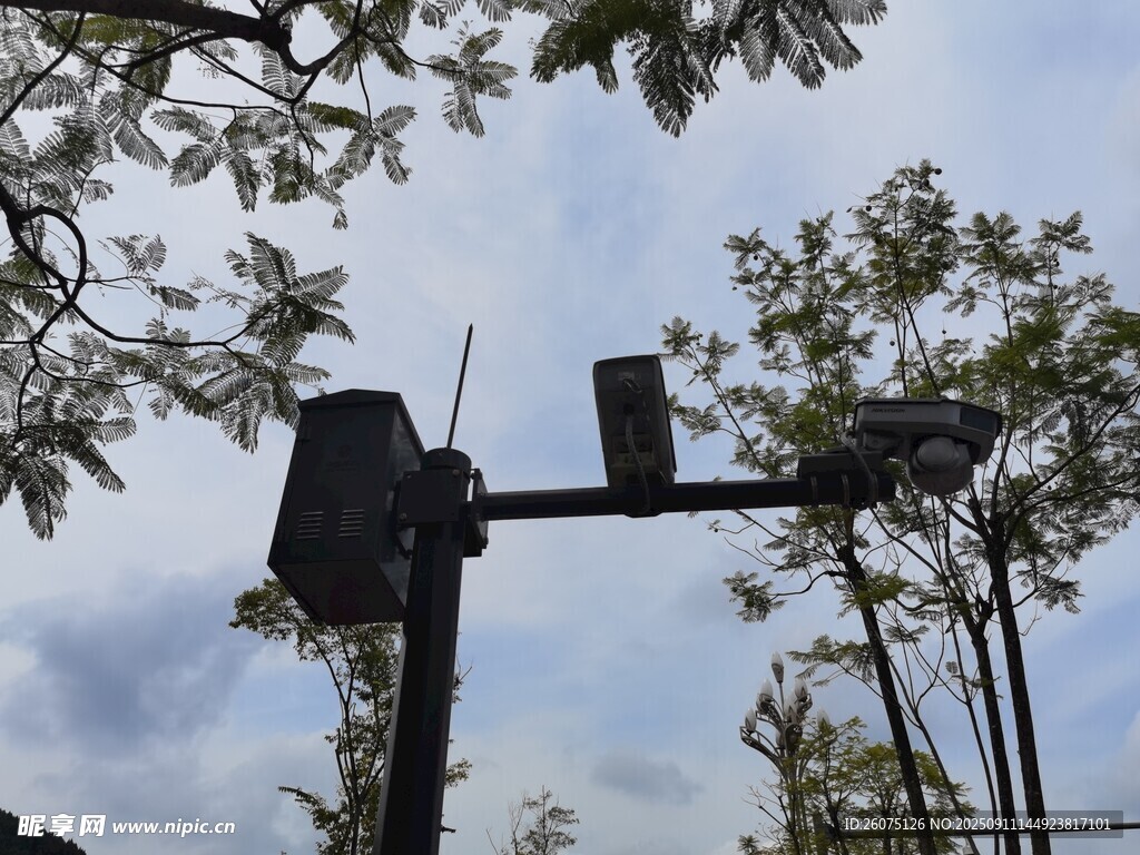 戶外黑色設(shè)備與綠植景觀