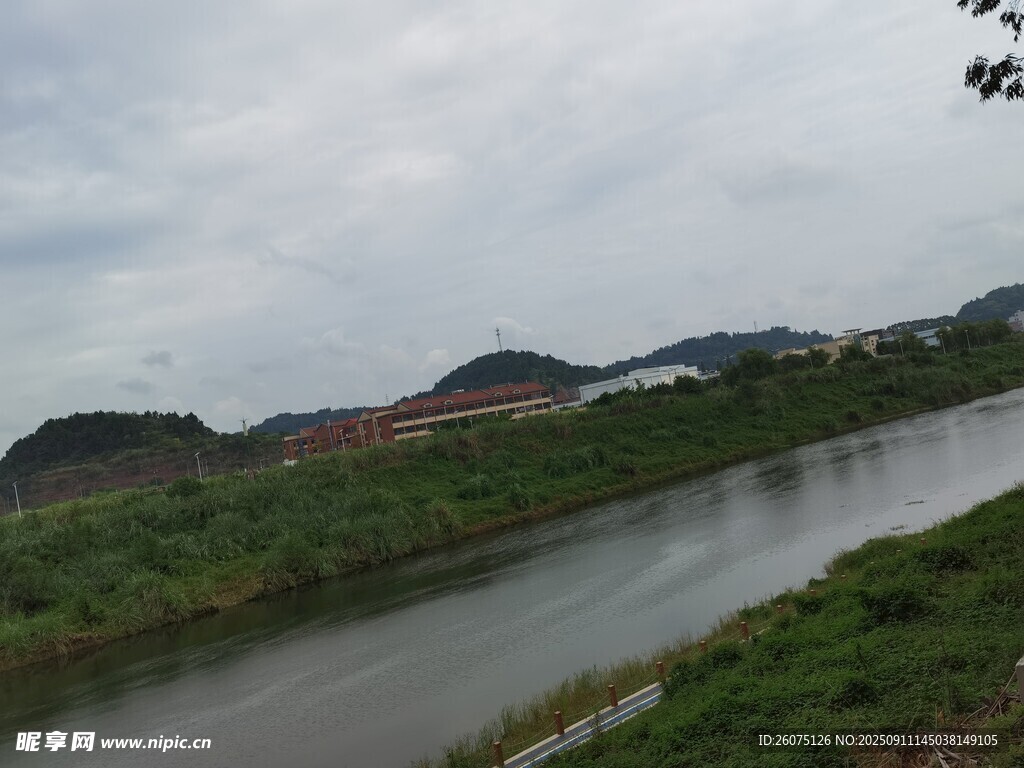 河畔綠野風光
