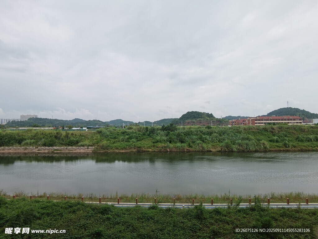 河畔綠野風光