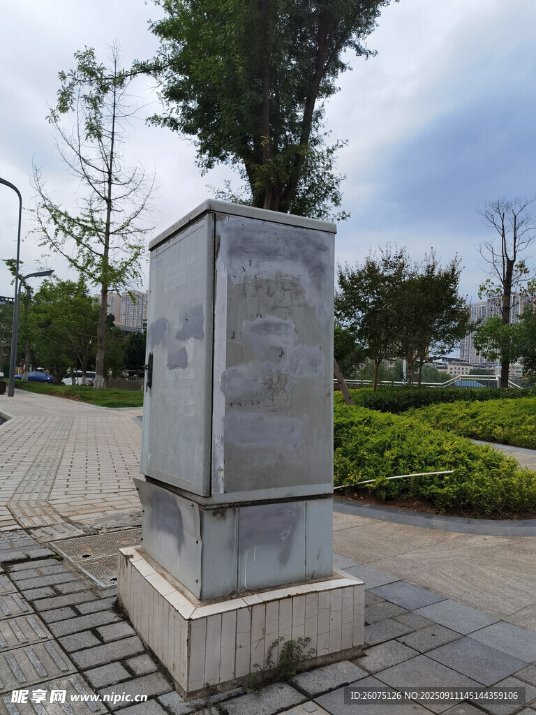 戶外灰色金屬箱體設(shè)施