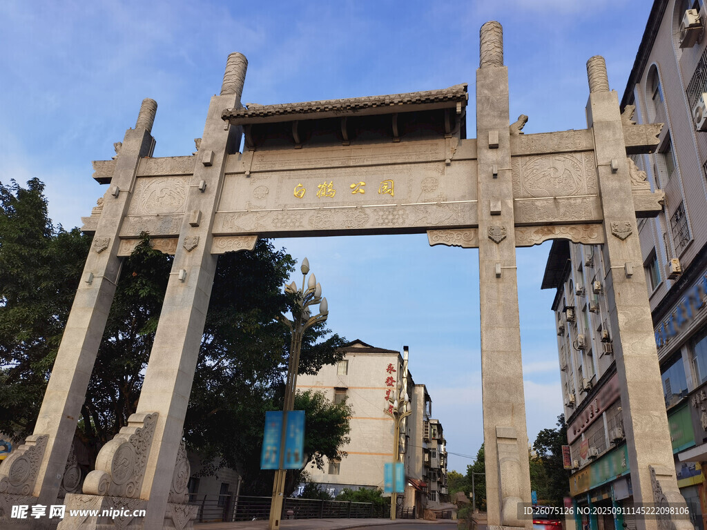 古樸石牌坊屹立于街道