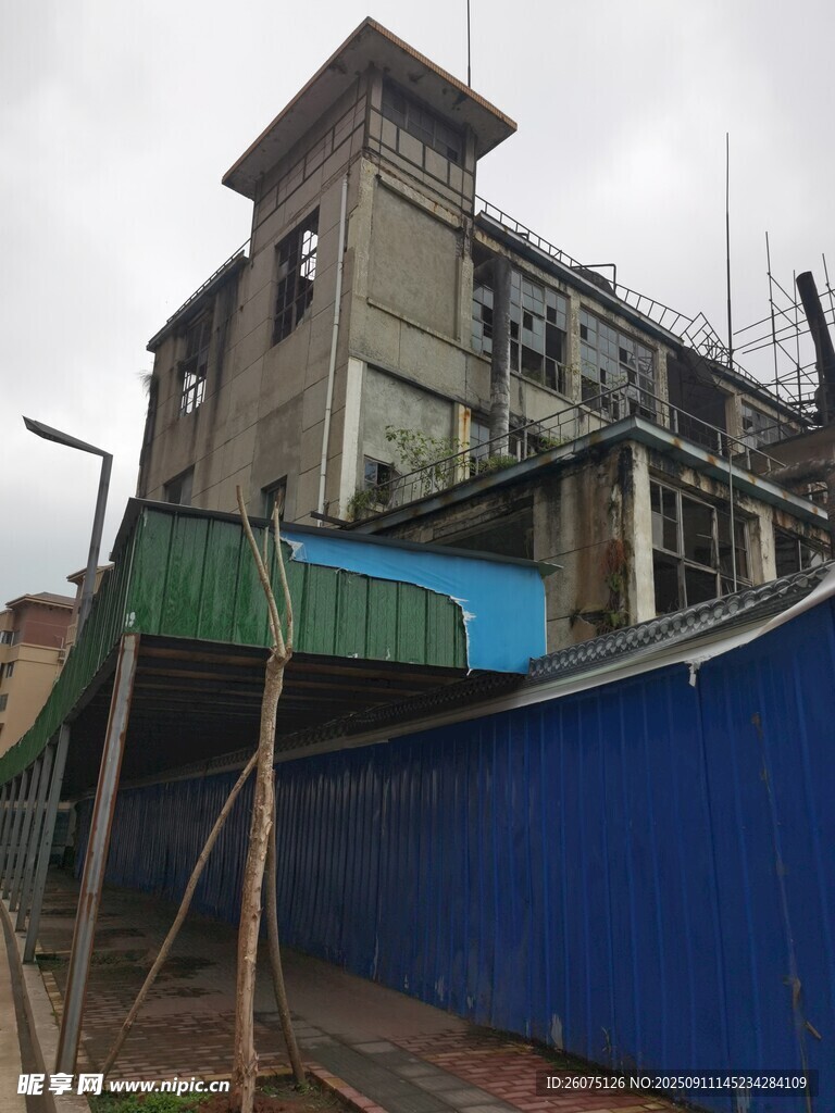 老舊建筑旁的藍(lán)色圍擋