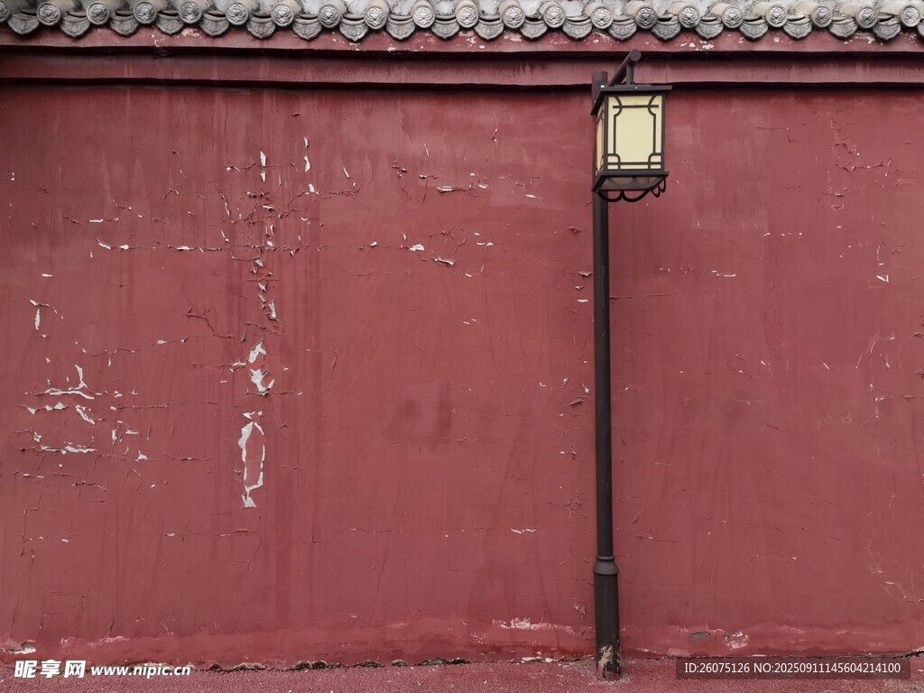 古舊紅墻與壁燈