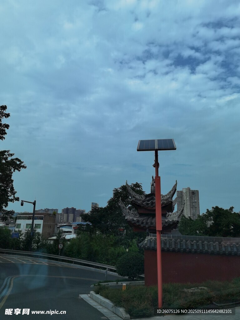 道路旁的中式路燈與景致