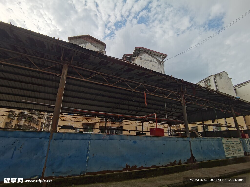 戶外藍(lán)色圍擋旁的建筑設(shè)施