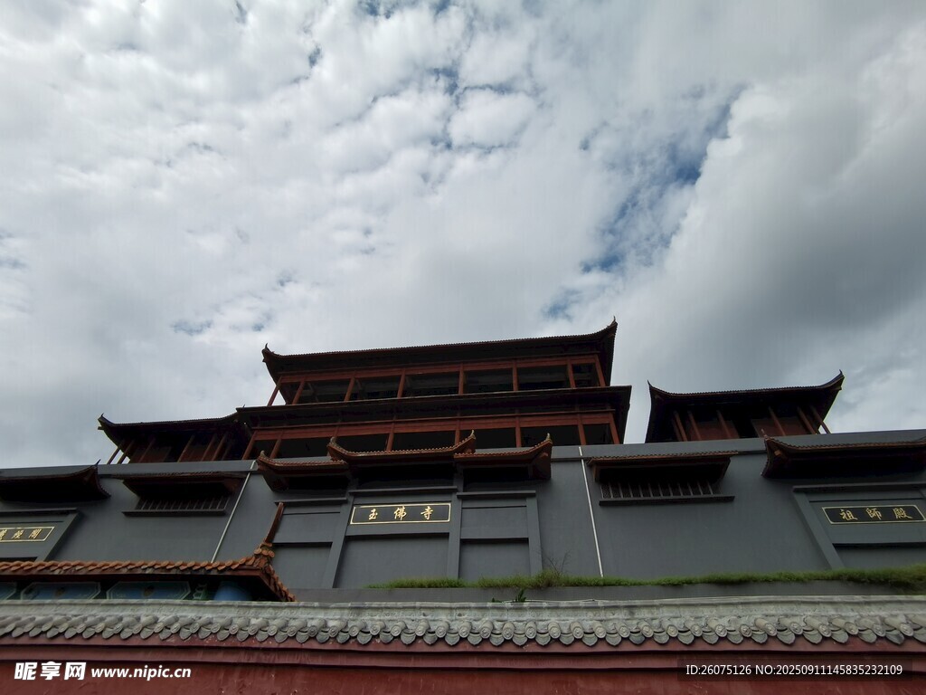 中式古建筑屋頂與藍(lán)天白云