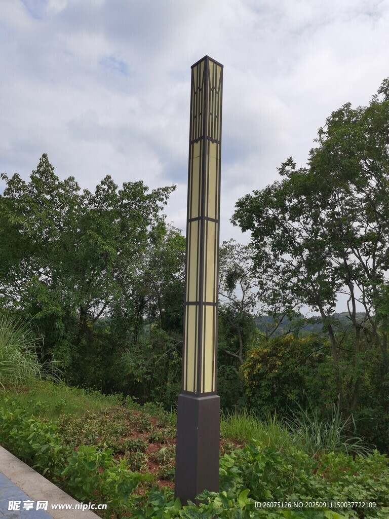 戶外景觀燈柱綠意環(huán)繞