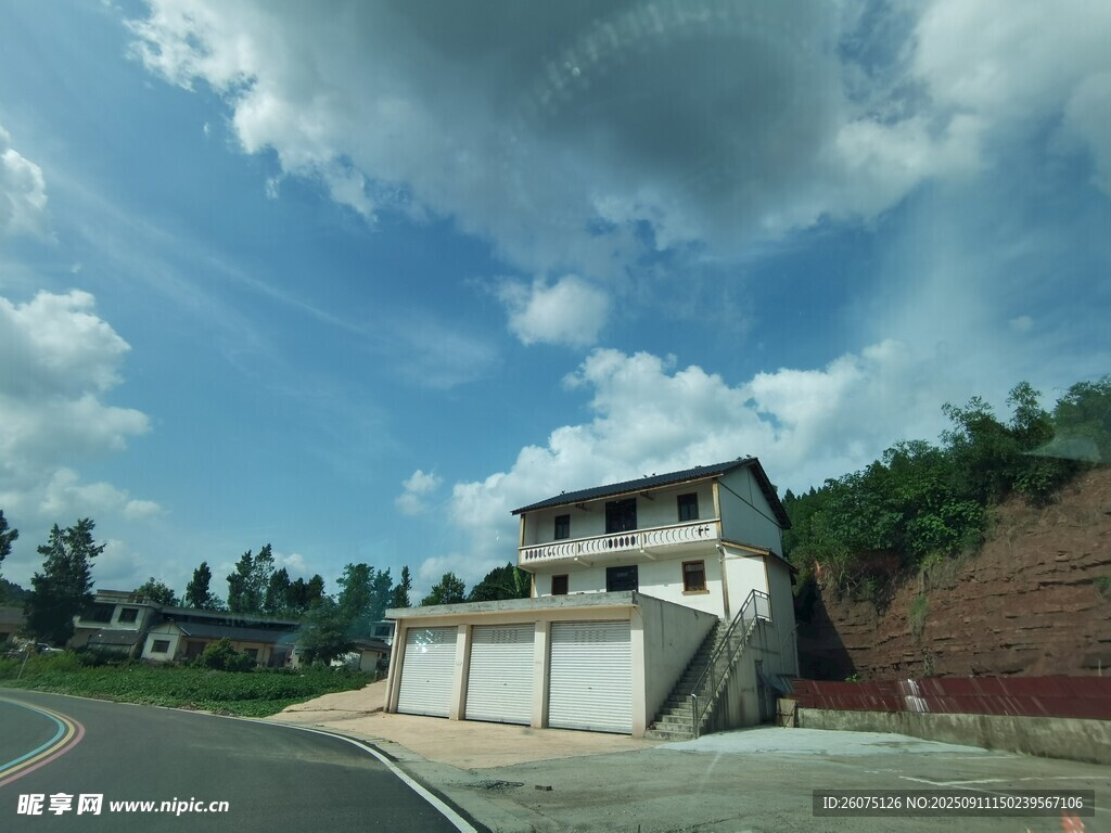 公路旁的兩層住宅建筑