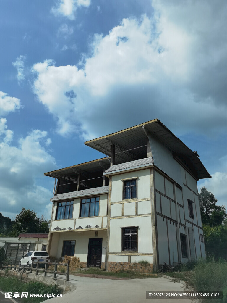 鄉(xiāng)村中的古樸多層建筑
