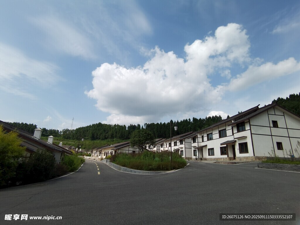 鄉(xiāng)村開闊道路旁的建筑群