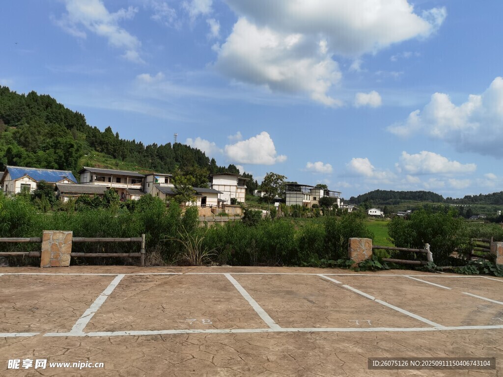 鄉(xiāng)村開闊停車場與遠(yuǎn)處景致