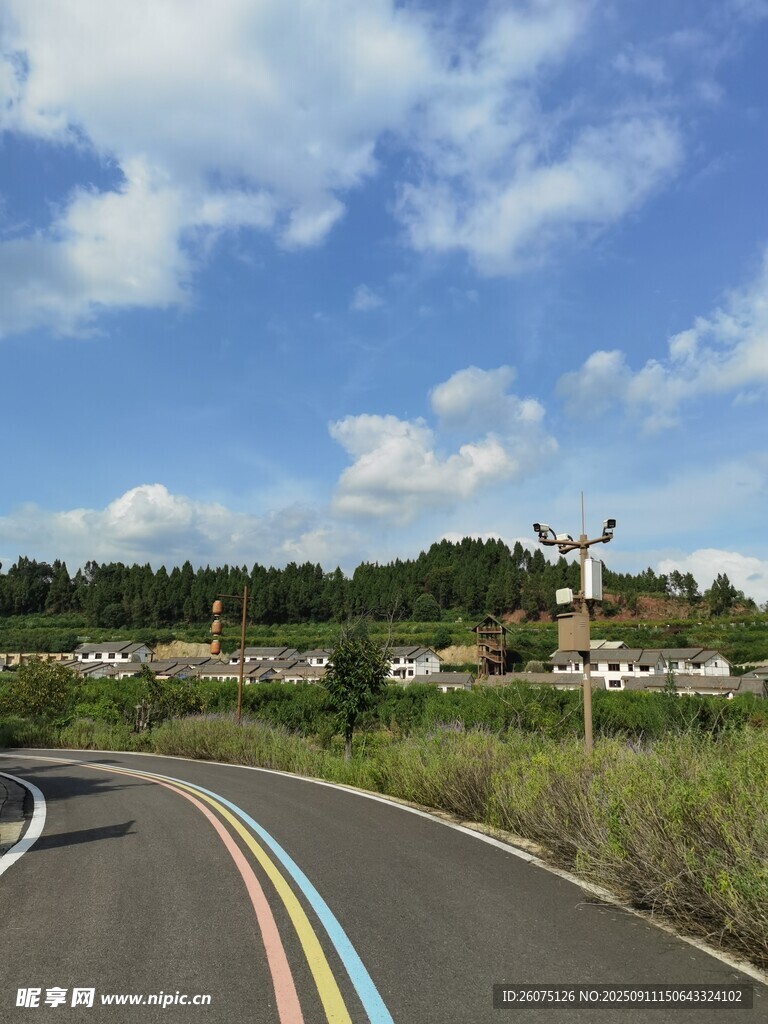 彩色公路藍天白云下美景