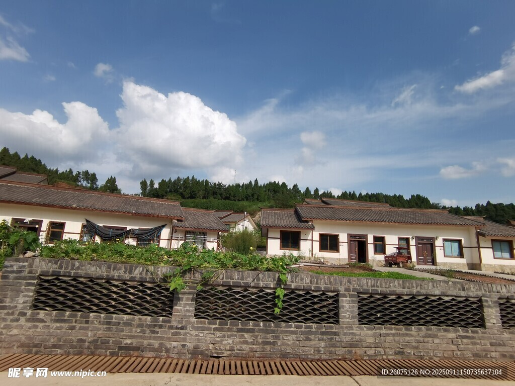 鄉(xiāng)村民居藍(lán)天白云下的寧靜