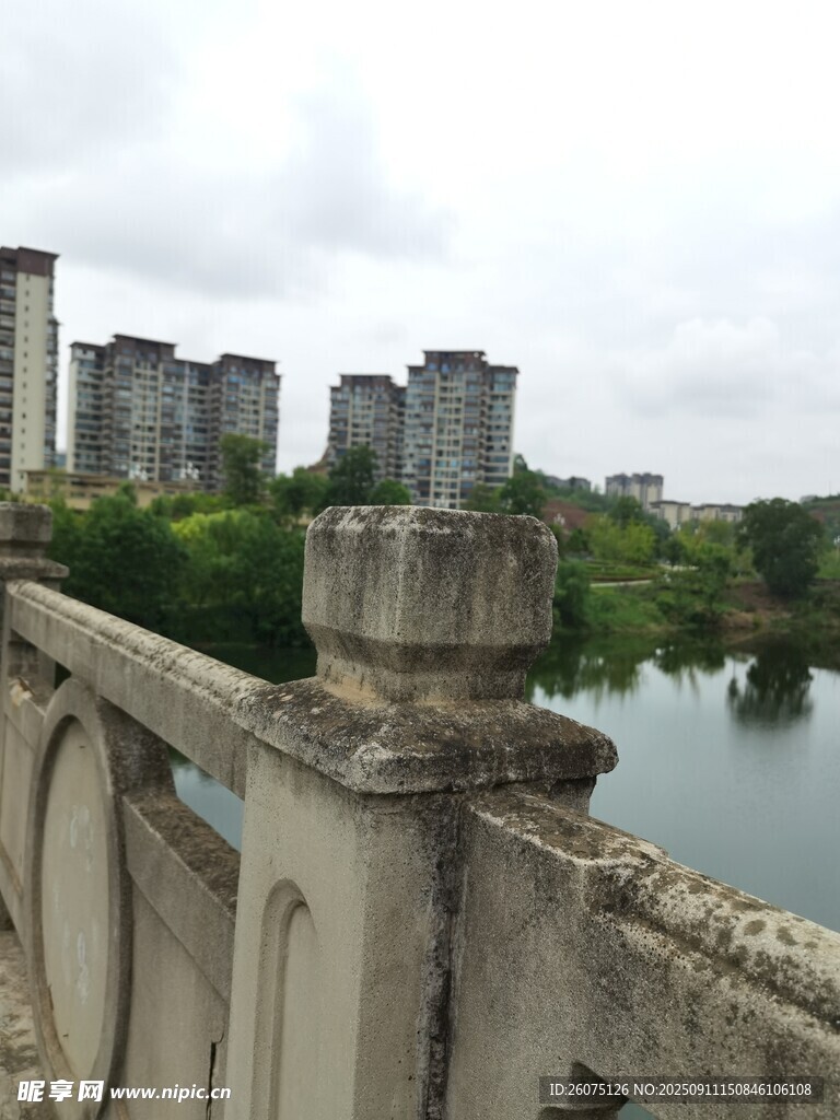 河畔石欄與遠(yuǎn)處樓宇景觀