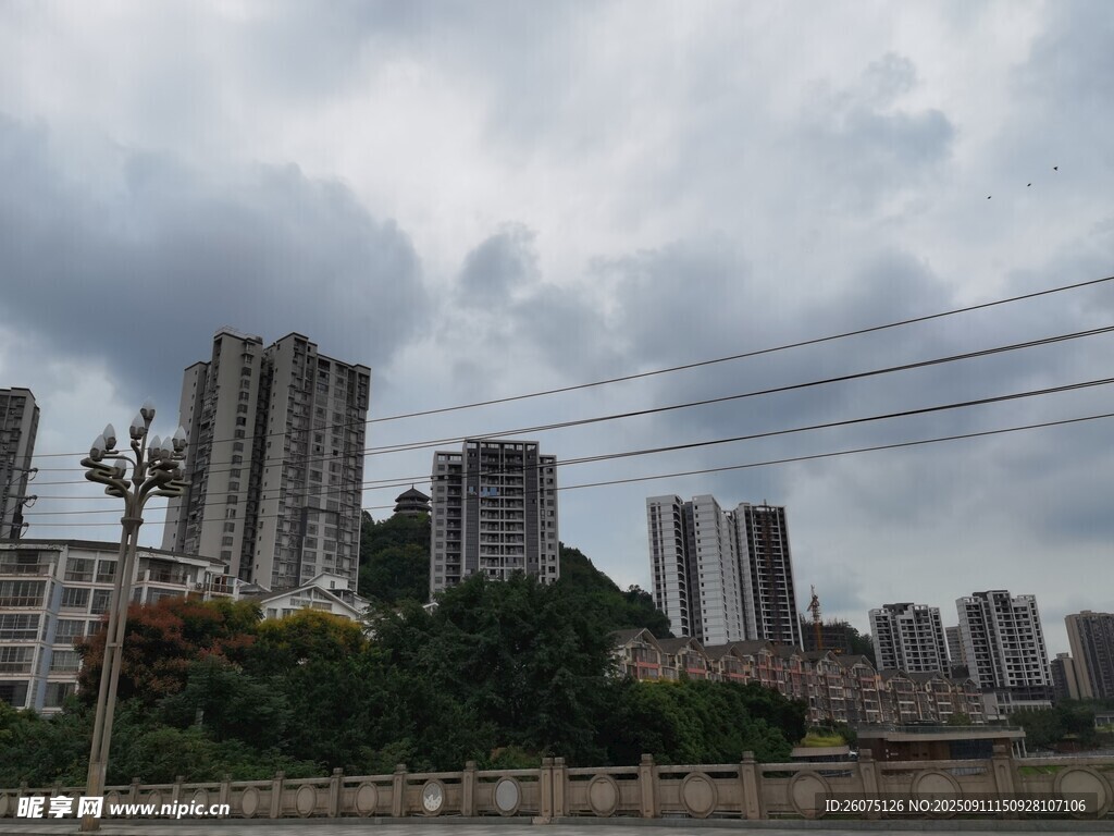 城市高樓與陰沉天空景象