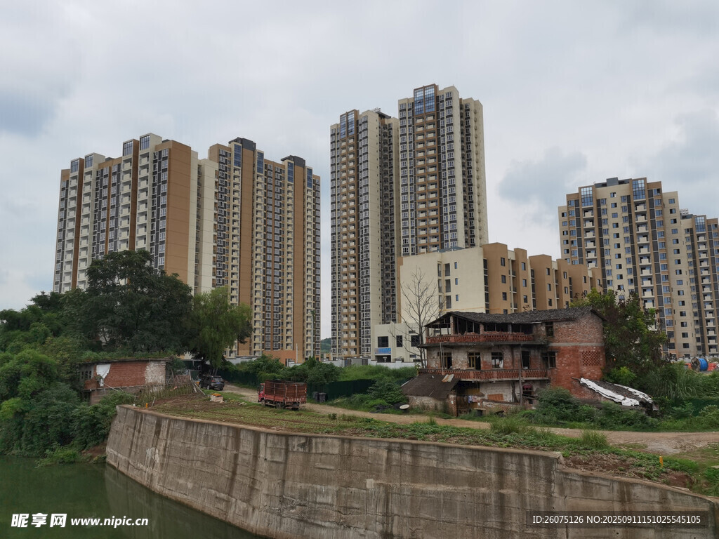 河畔高樓與低矮建筑景觀