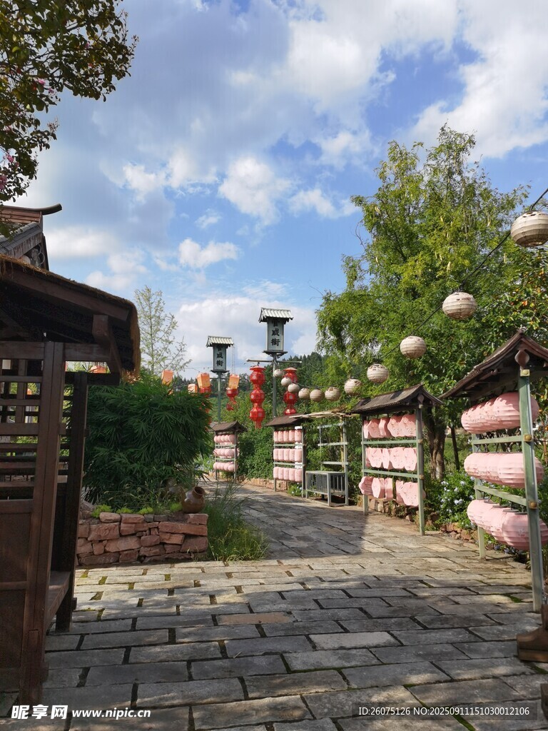 古雅庭院石板路風(fēng)景