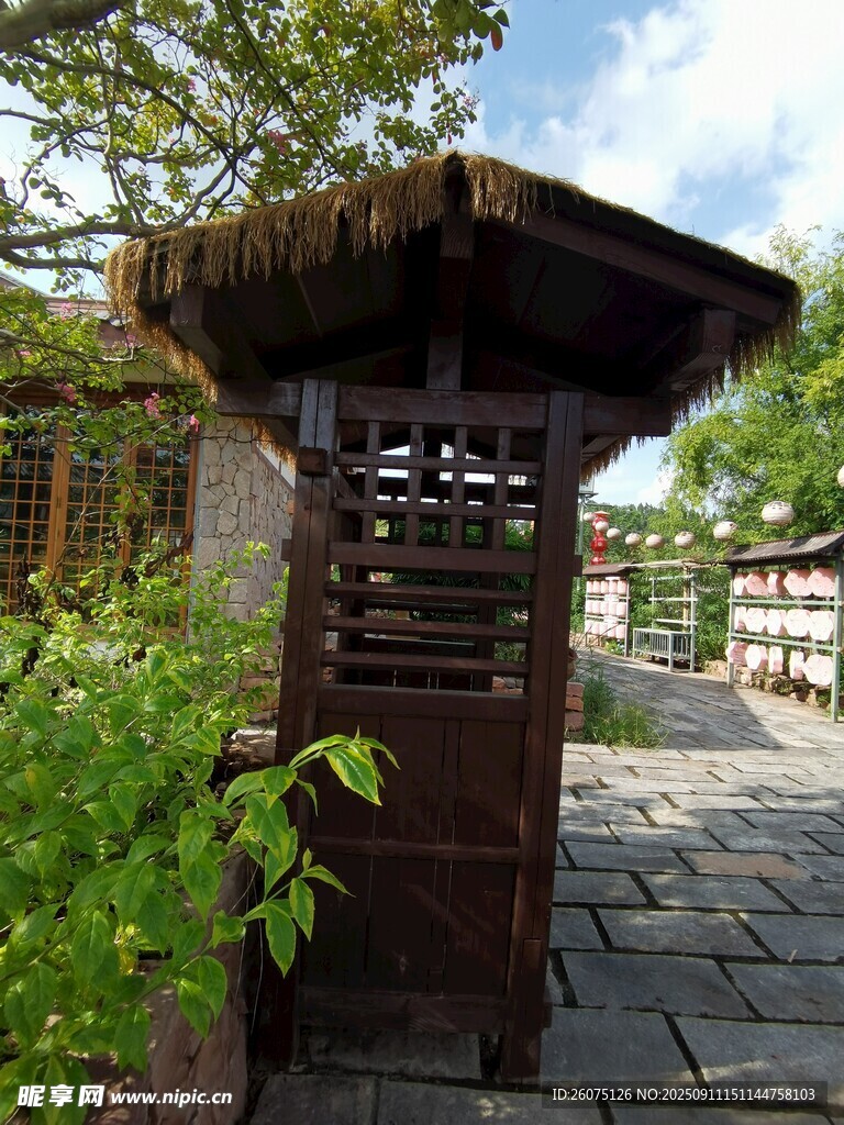 日式庭院中的古樸木制燈