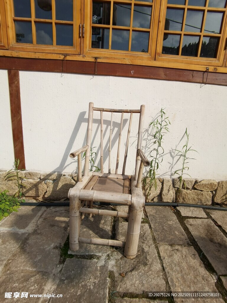 古樸木椅靜置于庭院角落