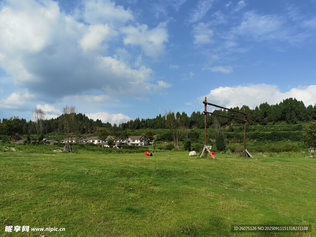 綠野藍(lán)天間的田園風(fēng)光