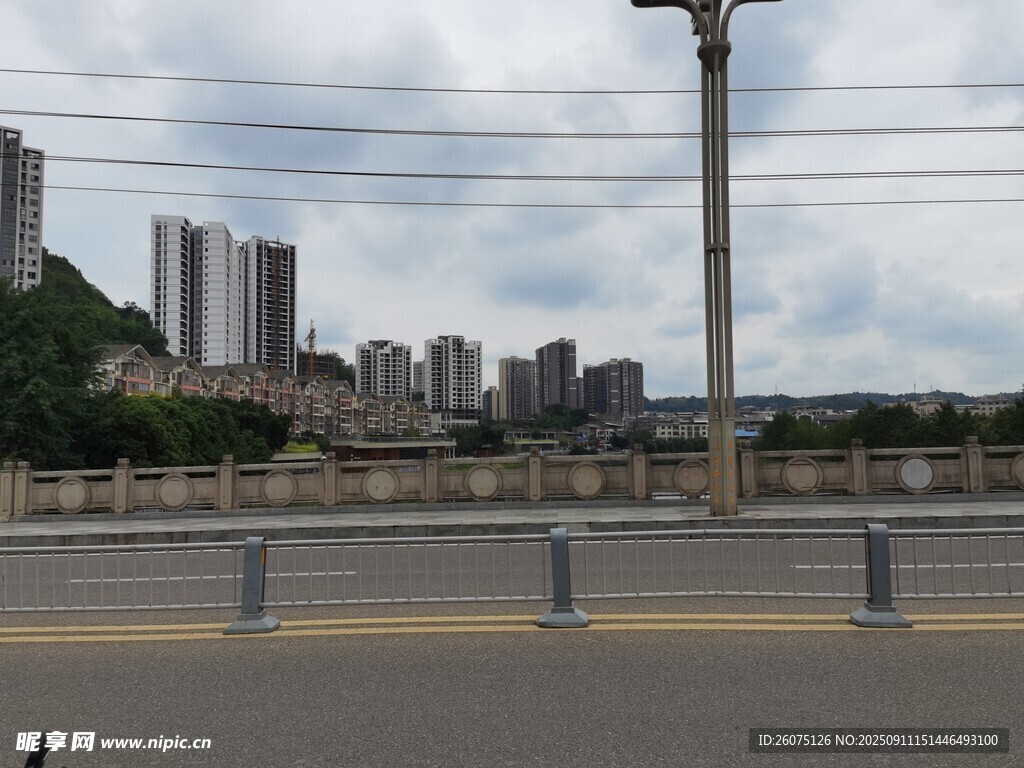 城市道路旁的高樓景觀