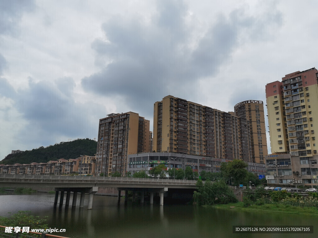 河畔高樓林立的城市景觀