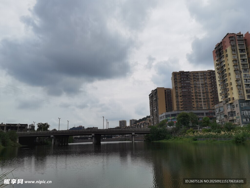 河畔城市風景