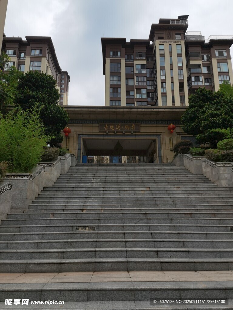 小區(qū)入口臺階與高層住宅