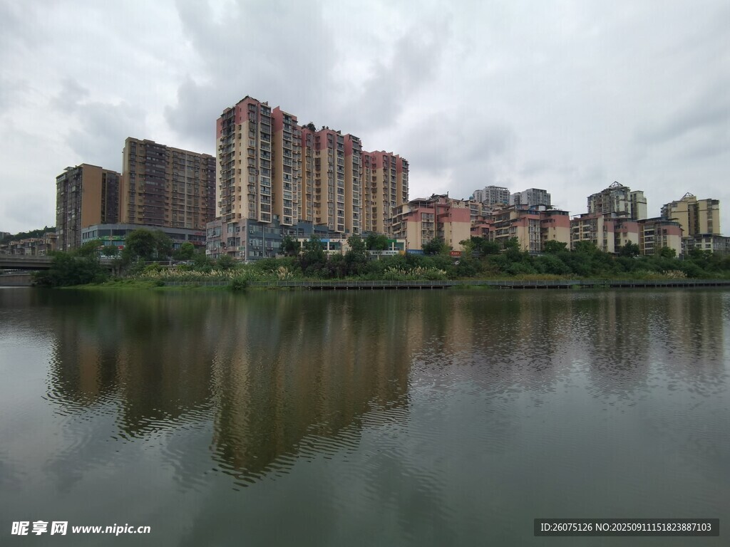 湖畔高樓倒影風(fēng)景圖