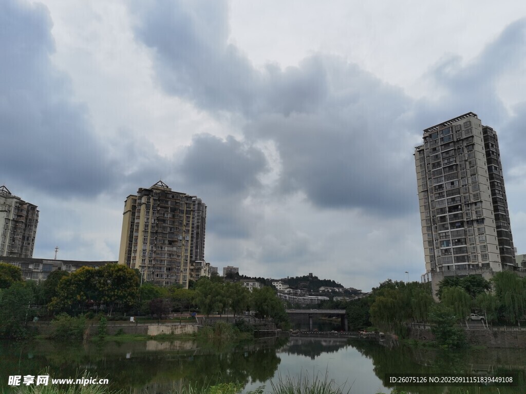 河畔高樓與多云天色景觀