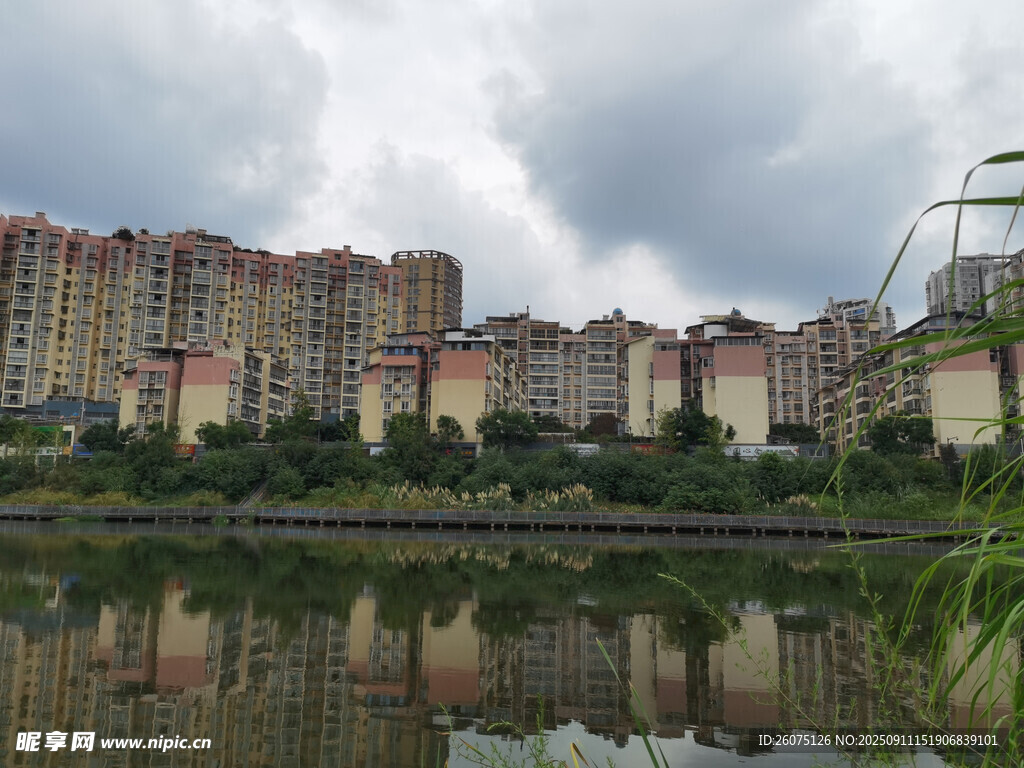 湖畔高樓倒影風景如畫