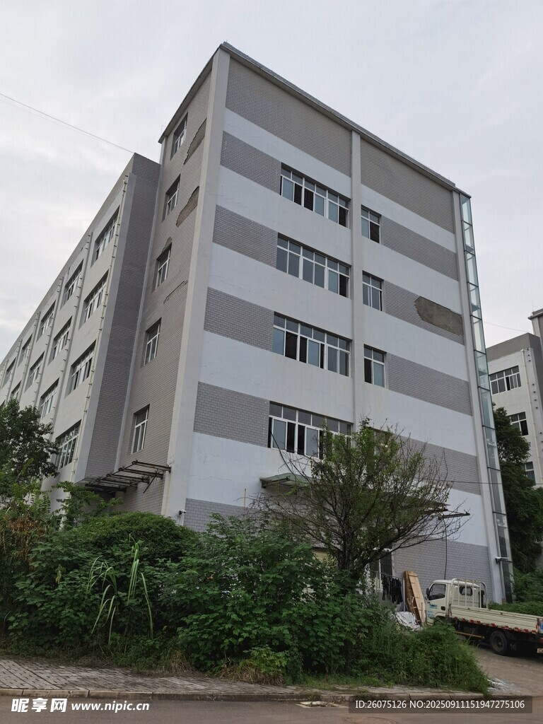 多層灰白建筑外觀景象