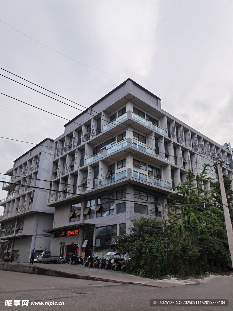 多層白色建筑外觀景象