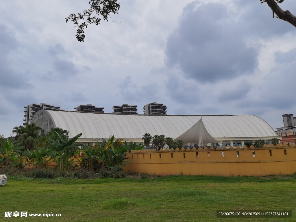 白頂建筑外景綠植環(huán)繞建筑