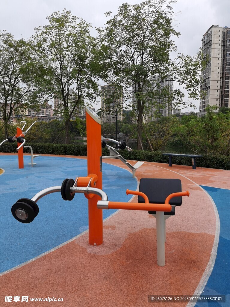 戶外健身器材場景