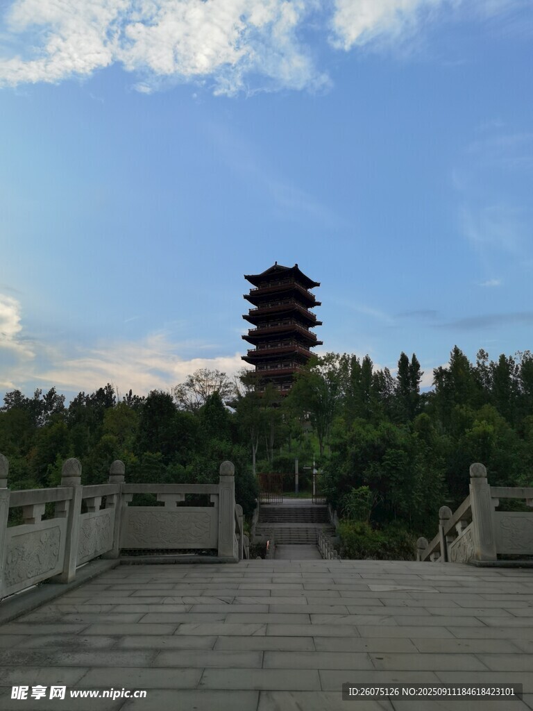 寬廣通道與古建寶塔立于蔥郁林間