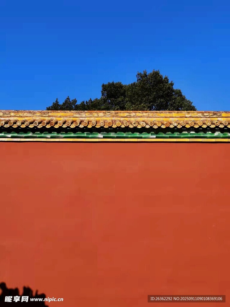 紅墻金瓦下的藍(lán)天景致
