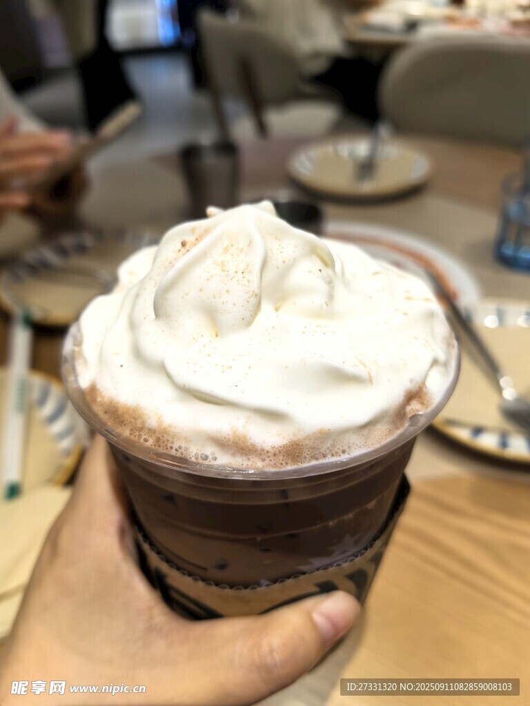 手持美味奶油巧克力飲品