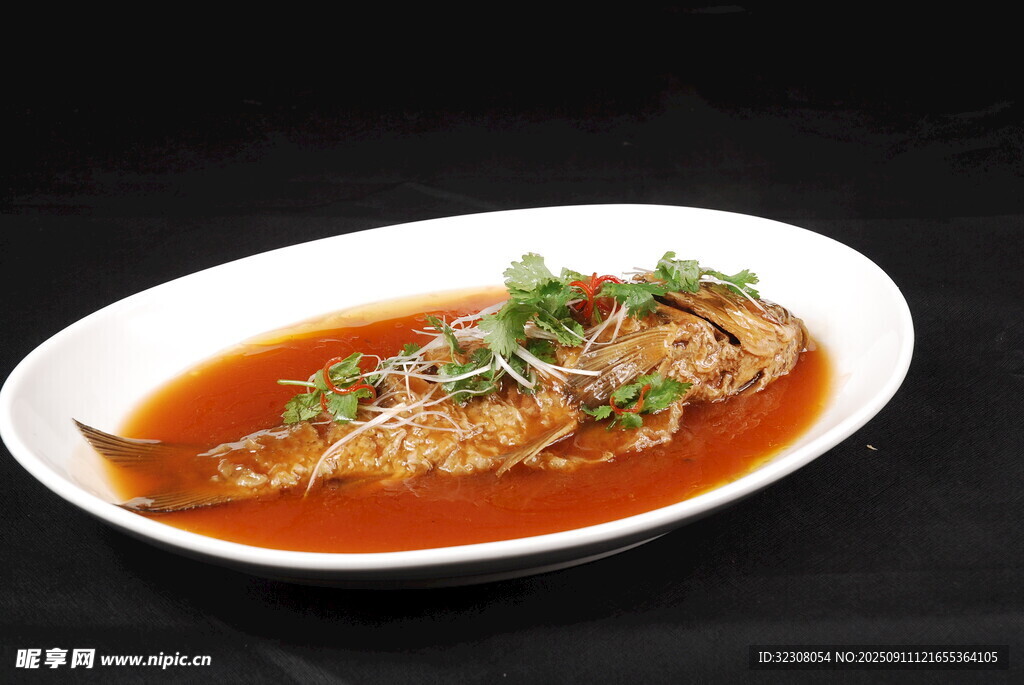 紅燒魚擺盤中的美味佳肴