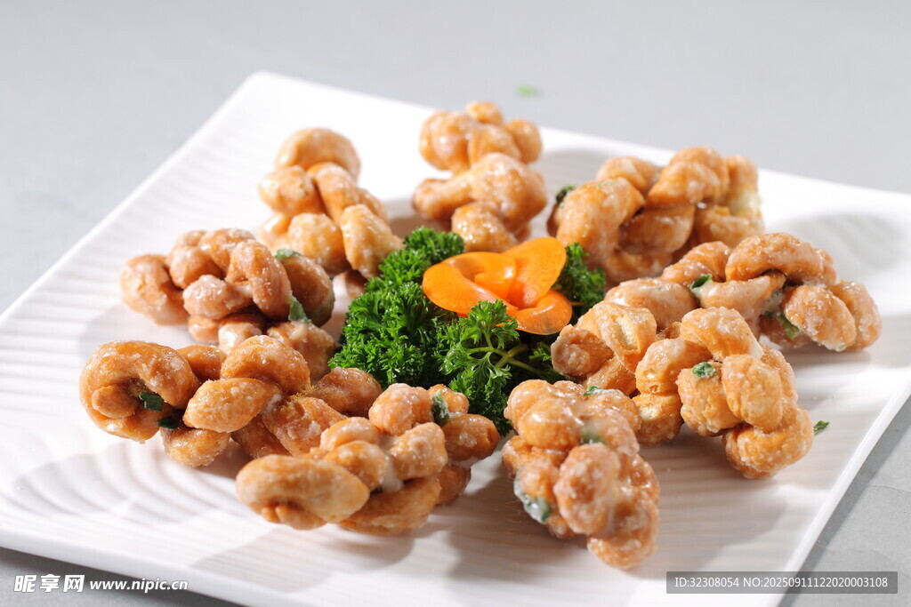 美味炸魷魚圈擺于盤中