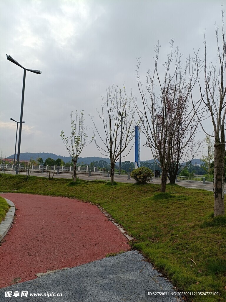 城市中的紅色塑膠健身步道