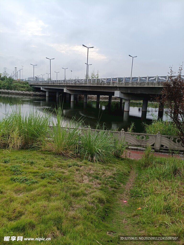 河畔橋梁邊的自然景致