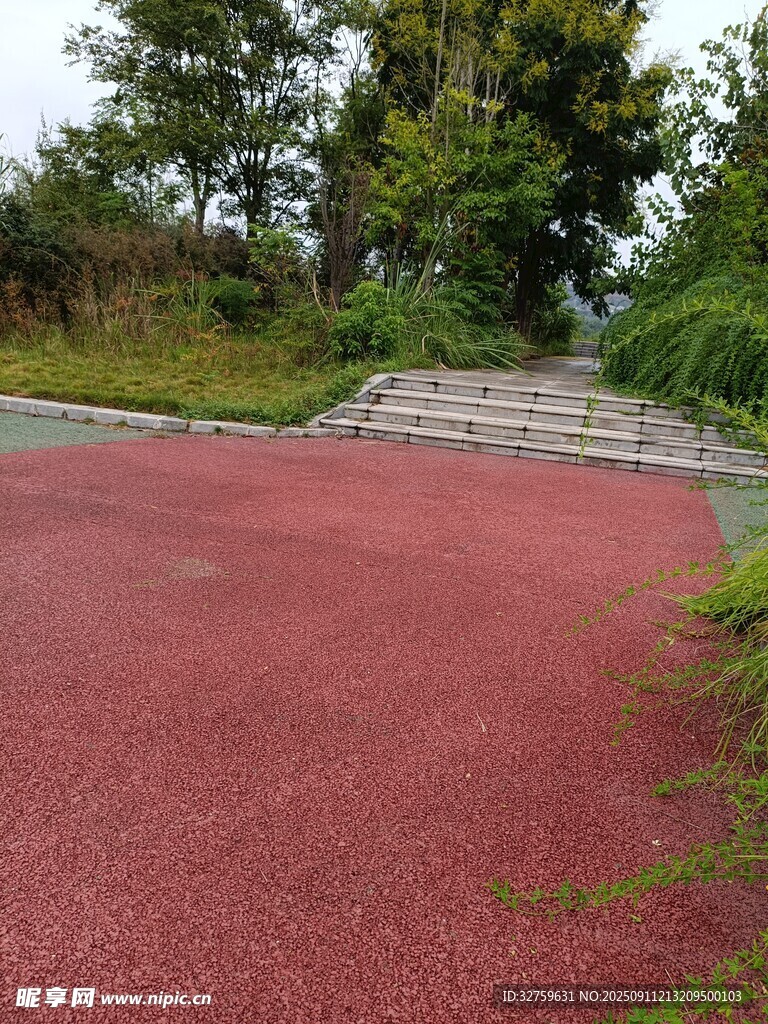 紅色透水路面與周邊景致