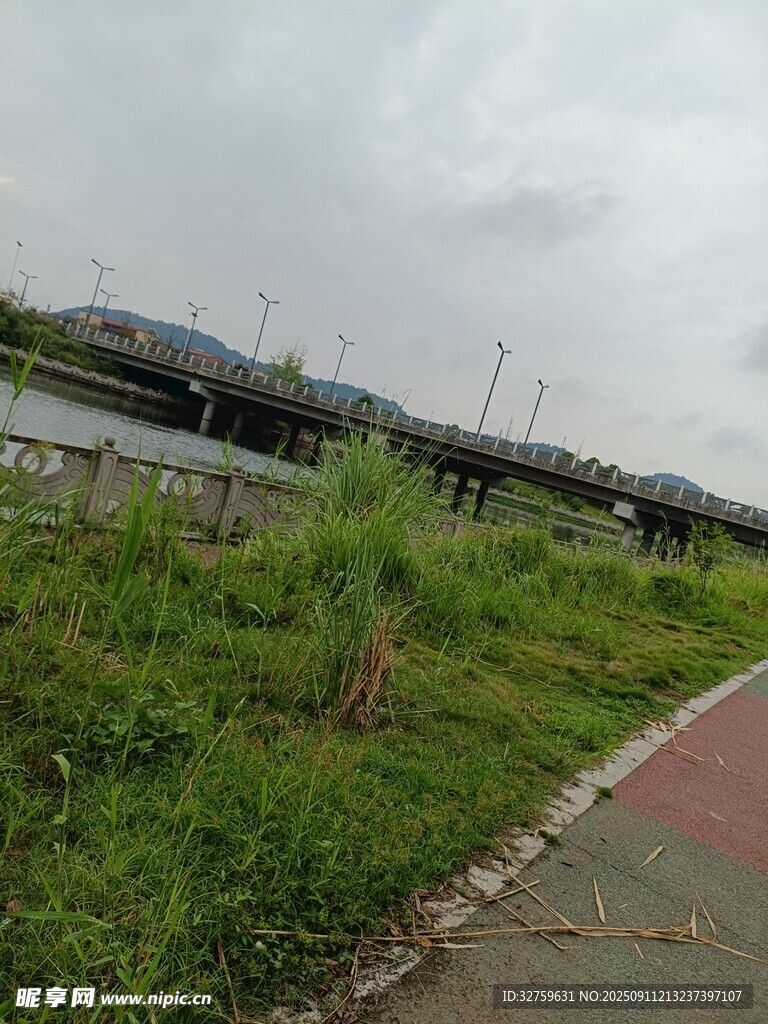城郊河畔風(fēng)景