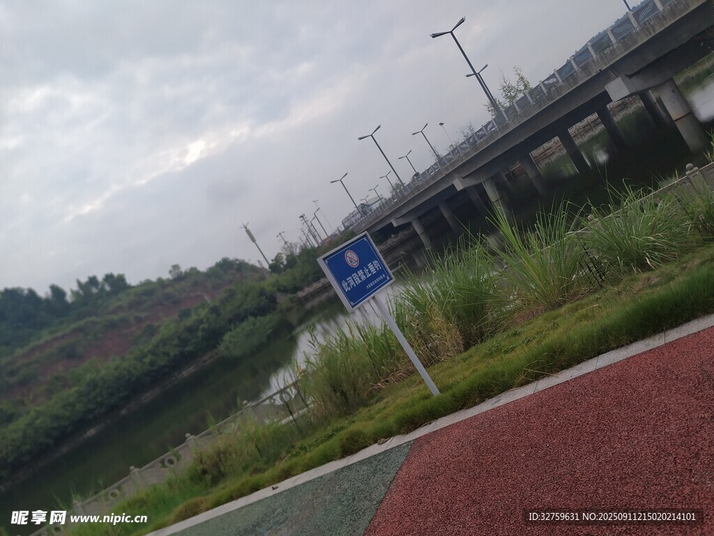 公路旁的藍(lán)標(biāo)與綠植景觀