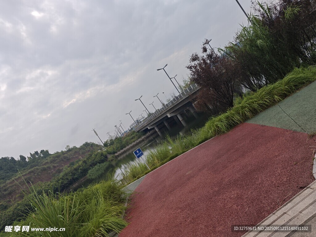 戶外紅色步道與綠植景觀